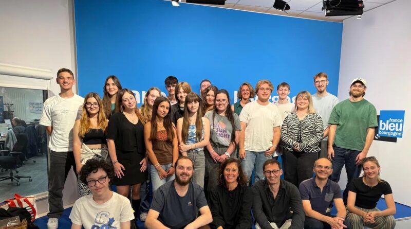 Groupe d'élèves et partenaires médias, ainsi qu'enseignants du projet Classe d'ICI 2025